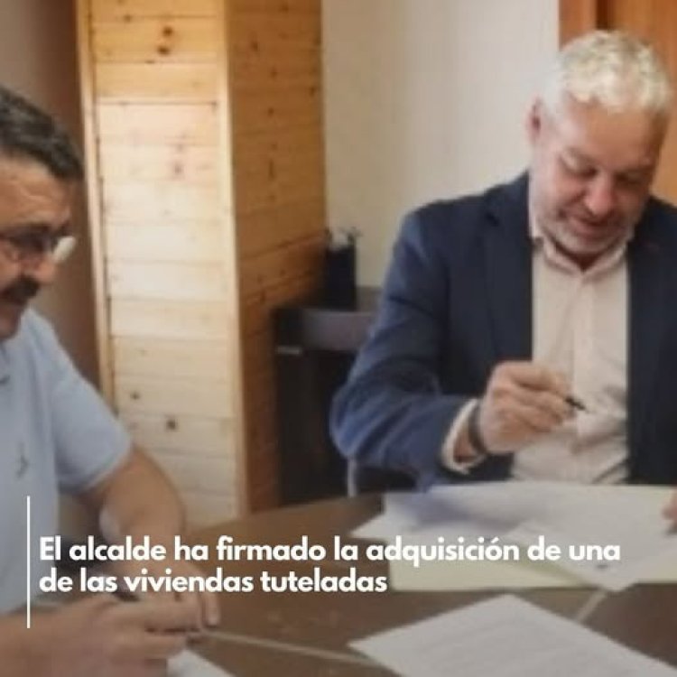 El alcalde ha firmado la adquisición de una de las viviendas tuteladas