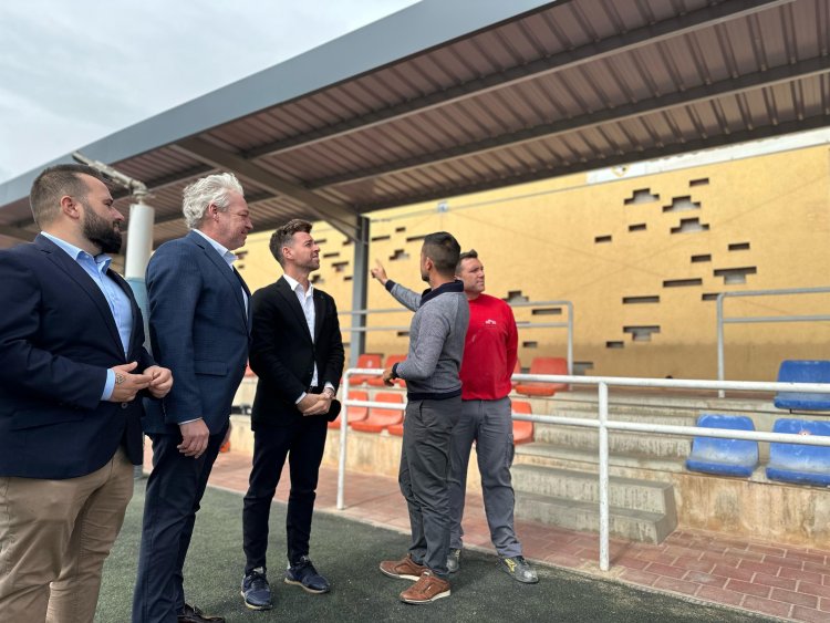 Finalizan las obras para instalar una pérgola en el graderío de la Ciudad Deportiva de Mazarrón que financia la Comunidad