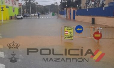 Cortadas al tráfico por acumulación de agua la avenida Via Axial y Avenida Águila Imperial (tramo instituto Antonio Hellín), en Puerto de Mazarrón. Policía Local recomienda evitar desplazamientos innecesarios.