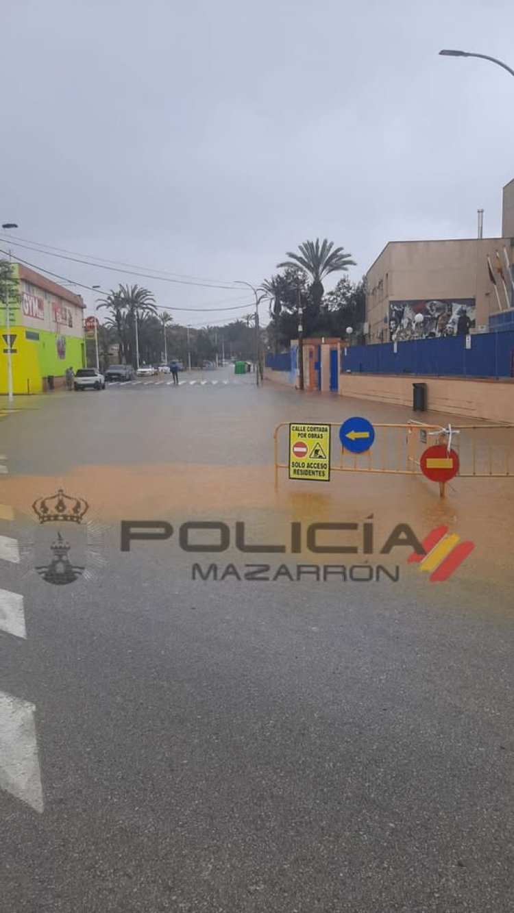 Cortadas al tráfico por acumulación de agua la avenida Via Axial y Avenida Águila Imperial (tramo instituto Antonio Hellín), en Puerto de Mazarrón. Policía Local recomienda evitar desplazamientos innecesarios.