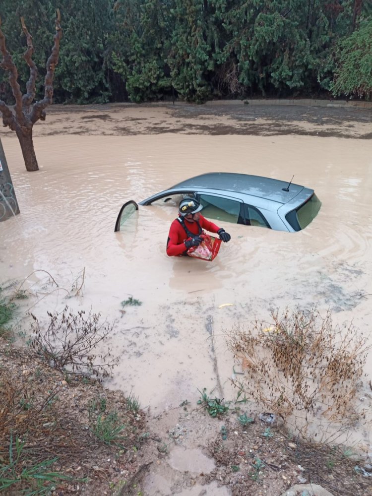 Hasta el momento el 112 ha gestionado el día de hoy 116 asuntos relacionados con las lluvias. Los municipios más afectados han sido Totana (22), Murcia (18), y Cartagena y Águilas con 12.