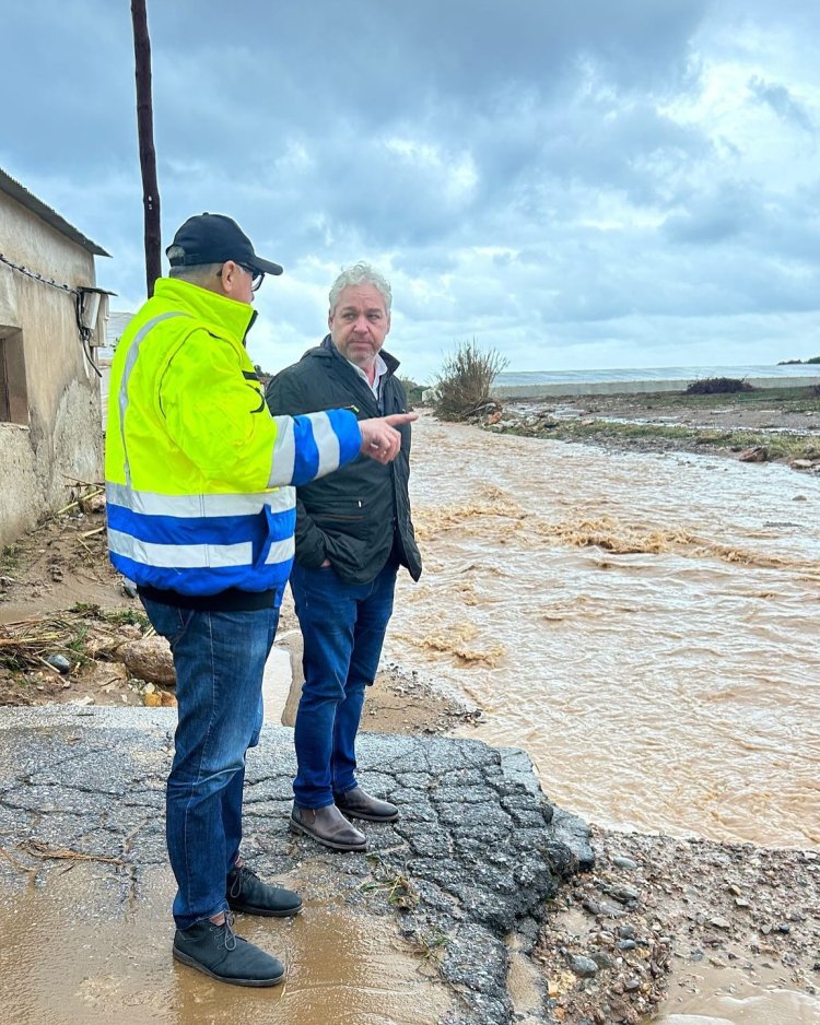 El alcalde Gines Campillo,  junto con el concejal Tomas Ureña, ha visitado las zonas afectadas para evaluar la situación.