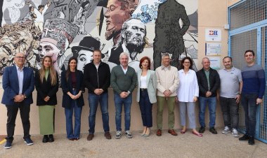 Ayer, el alcalde Gines Campillo, junto a Silvia García, Jorge Duran, concejales del equipo de Gobierno, y Diego Hernández, de la Corporación Municipal, visitaron el IES Antonio Hellín con motivo de su Semana Cultural