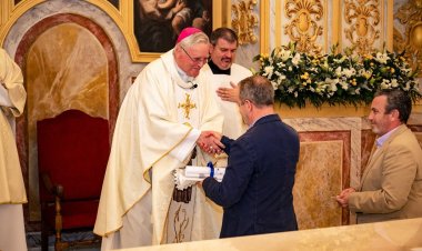 Después de más de una década cerrada, la iglesia de San Antonio de Padua volvió ayer a abrir sus puertas en un emotivo acto que fue presidido por el obispo Jose Manuel Lorca.