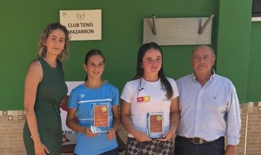 La Concejala de Deportes María Isabel Carrillo asiste a la entrega de premios del Campeonato Regional Cadete de Tenis Mazarrón 2025.