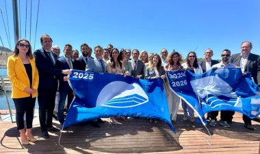 Cartagena acoge la entrega de las 36 banderas azules que ondearán este verano en las playas y puertos deportivos de la Región. Mazarrón recoge las 7 que ha obtenido.