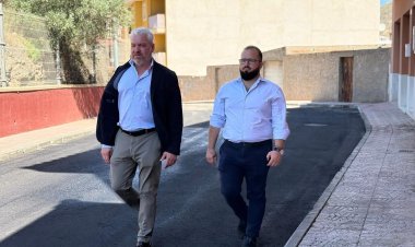 El Alcalde Gines Campillo y el Concejal de Urbanismo Jesús García visitan las obras de asfaltado que se están realizando por diferentes calles del Municipio