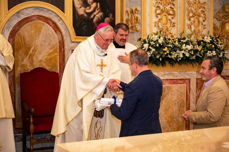 Después de más de una década cerrada, la iglesia de San Antonio de Padua volvió ayer a abrir sus puertas en un emotivo acto que fue presidido por el obispo Jose Manuel Lorca.