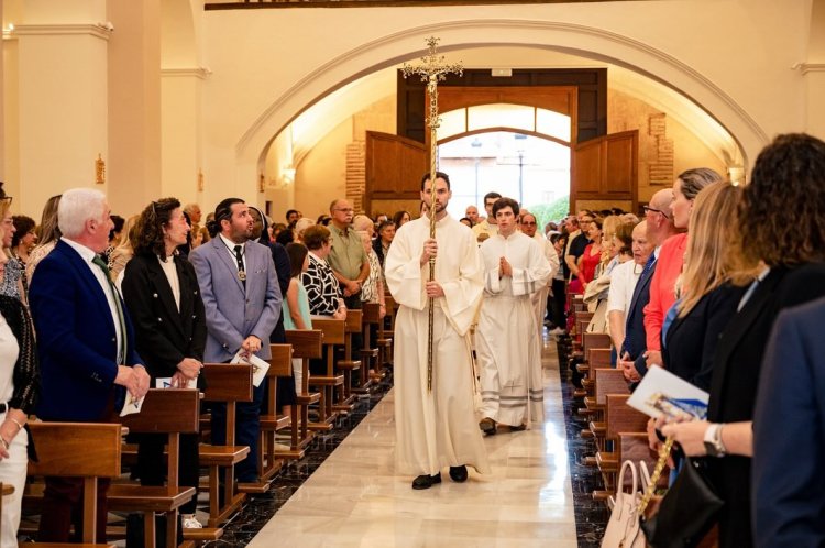 Después de más de una década cerrada, la iglesia de San Antonio de Padua volvió ayer a abrir sus puertas en un emotivo acto que fue presidido por el obispo Jose Manuel Lorca.