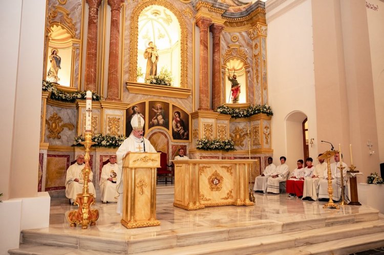 Después de más de una década cerrada, la iglesia de San Antonio de Padua volvió ayer a abrir sus puertas en un emotivo acto que fue presidido por el obispo Jose Manuel Lorca.