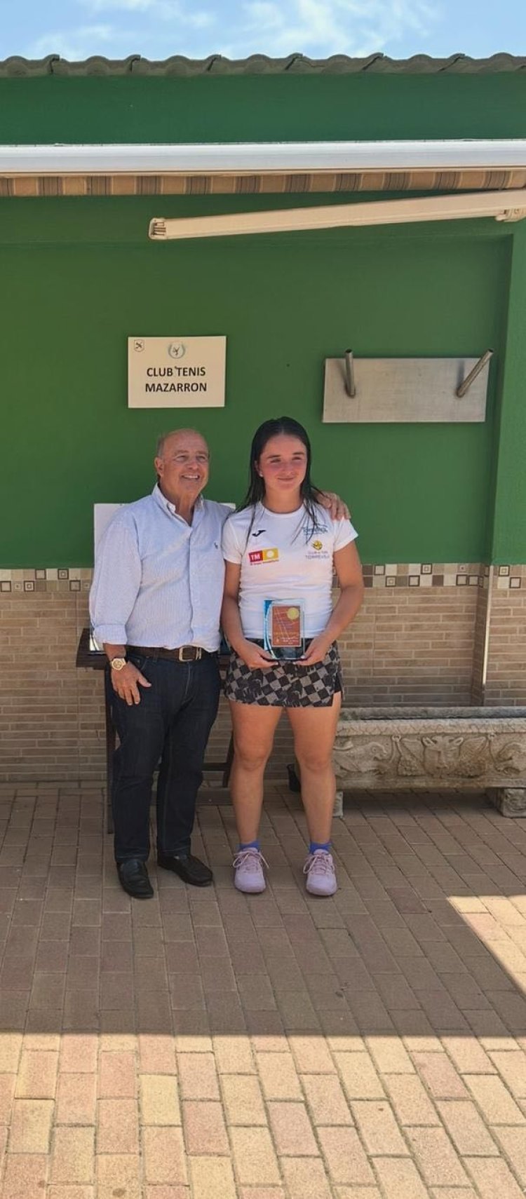 La Concejala de Deportes María Isabel Carrillo asiste a la entrega de premios del Campeonato Regional Cadete de Tenis Mazarrón 2025.
