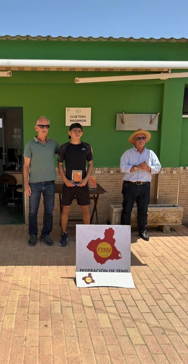 La Concejala de Deportes María Isabel Carrillo asiste a la entrega de premios del Campeonato Regional Cadete de Tenis Mazarrón 2025.