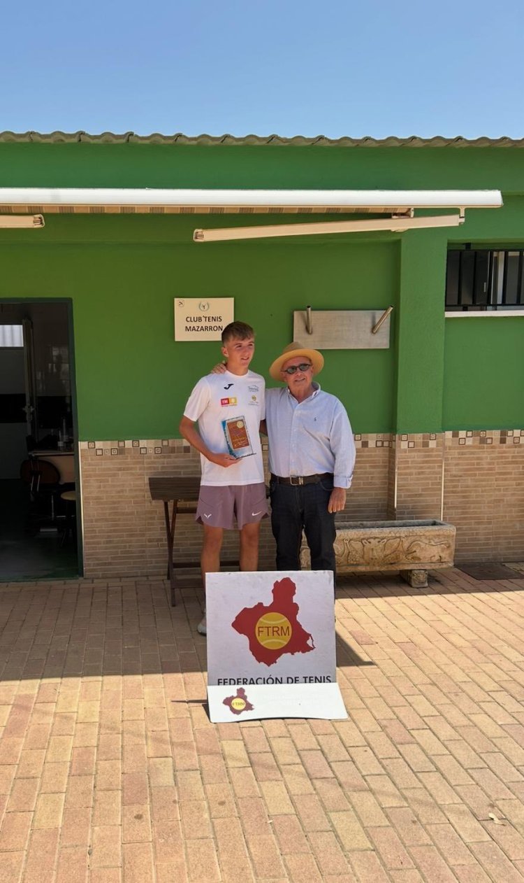 La Concejala de Deportes María Isabel Carrillo asiste a la entrega de premios del Campeonato Regional Cadete de Tenis Mazarrón 2025.