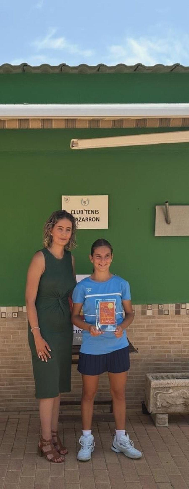 La Concejala de Deportes María Isabel Carrillo asiste a la entrega de premios del Campeonato Regional Cadete de Tenis Mazarrón 2025.