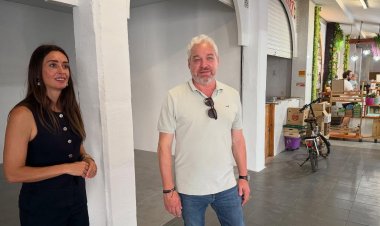 Visita del alcalde de Mazarrón, Ginés Campillo, y la segunda teniente de alcalde, Silvia Garcia, al estado de las obras de la plaza de abastos de Puerto de Mazarrón, y del ascensor panorámico de El Peñasco.