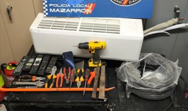 POLICIA LOCAL: Agentes de Policía Local Mazarrón  del turno de noche detectaban un vehículo sospechoso que al tratar de detenerlo emprendió la huida, interviniendose material presuntamente sustraído en un establecimiento.