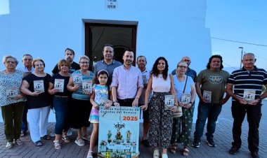 El concejal de festejos, Miguel Ángel Peña, presentó ayer las fiestas de Cañadas del Romero en honor a San Juan, junto a los vecinos de la pedanía mazarronera, que se celebrarán del 20 al 24 de junio.