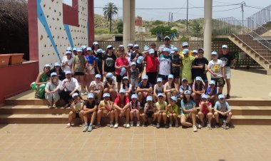 El pasado viernes, el concejal de Igualdad, Miguel Ángel Peña, y la concejal de Política Social, María Isabel Carrillo, realizaron una visita a los jóvenes del municipio en el primer día de campamento en el Albergue Puntas de Calnegre.