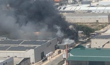 Bomberos del CEIS trabajan en la extinción de un incendio en una nave industrial de Alhama de Murcia, se han desplazado tambien miembros de Protección Civil de Mazarrón.