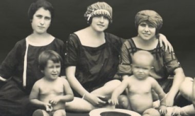 Mazarrón inaugura "Álbum de estío": una exposición fotográfica para viajar a los veranos del pasado