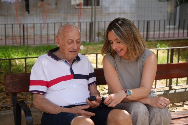 La Comunidad pone a disposición de las personas con deterioro inicial cognitivo un geolocalizador para reforzar su seguridad