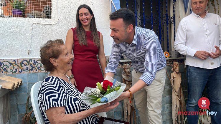 FOTOS Y VIDEO: Realizan un reconocimiento a la persona de mayor edad de la pedania de Gañuelas con motivo de las Fiestas Patronales, Doña Isabel González García, con 83 años.
