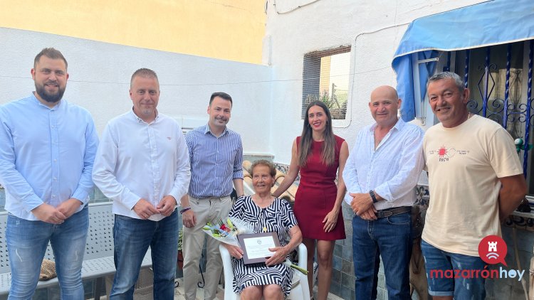 FOTOS Y VIDEO: Realizan un reconocimiento a la persona de mayor edad de la pedania de Gañuelas con motivo de las Fiestas Patronales, Doña Isabel González García, con 83 años.