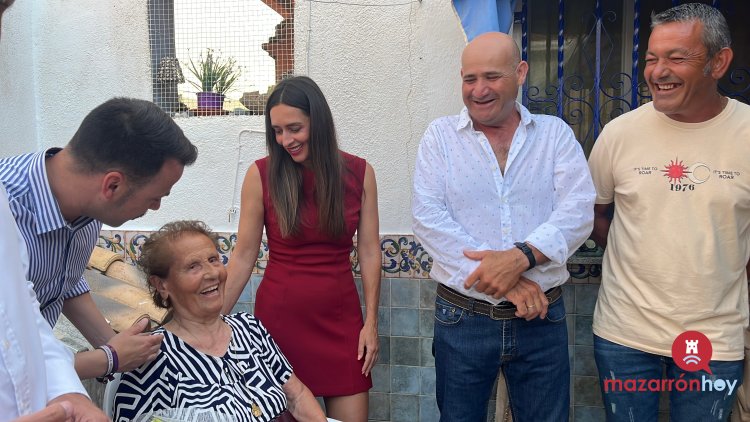 FOTOS Y VIDEO: Realizan un reconocimiento a la persona de mayor edad de la pedania de Gañuelas con motivo de las Fiestas Patronales, Doña Isabel González García, con 83 años.