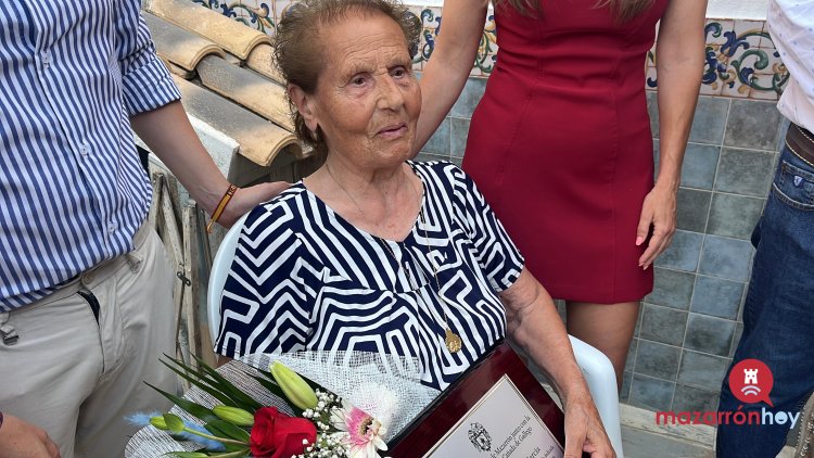 FOTOS Y VIDEO: Realizan un reconocimiento a la persona de mayor edad de la pedania de Gañuelas con motivo de las Fiestas Patronales, Doña Isabel González García, con 83 años.