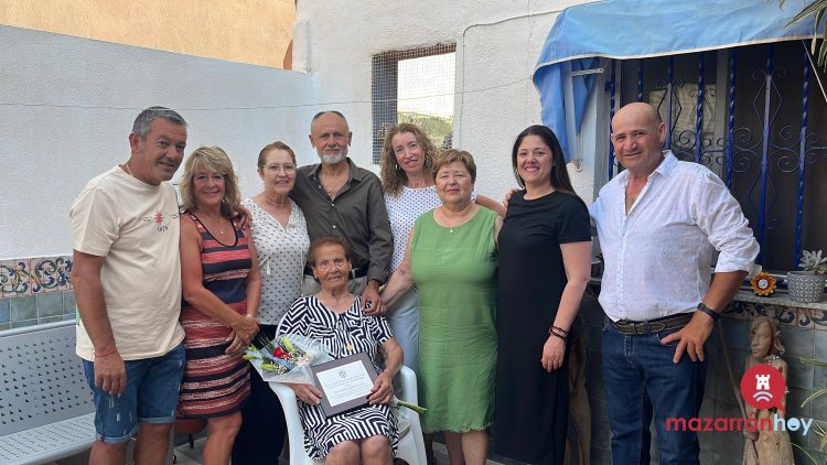 FOTOS Y VIDEO: Realizan un reconocimiento a la persona de mayor edad de la pedania de Gañuelas con motivo de las Fiestas Patronales, Doña Isabel González García, con 83 años.