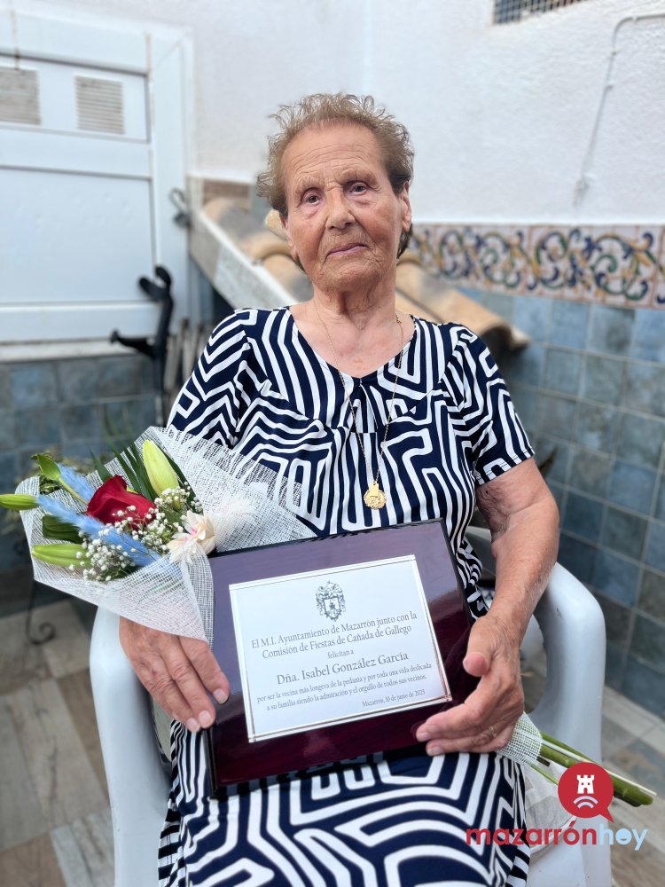 FOTOS Y VIDEO: Realizan un reconocimiento a la persona de mayor edad de la pedania de Gañuelas con motivo de las Fiestas Patronales, Doña Isabel González García, con 83 años.