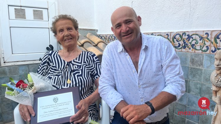 FOTOS Y VIDEO: Realizan un reconocimiento a la persona de mayor edad de la pedania de Gañuelas con motivo de las Fiestas Patronales, Doña Isabel González García, con 83 años.