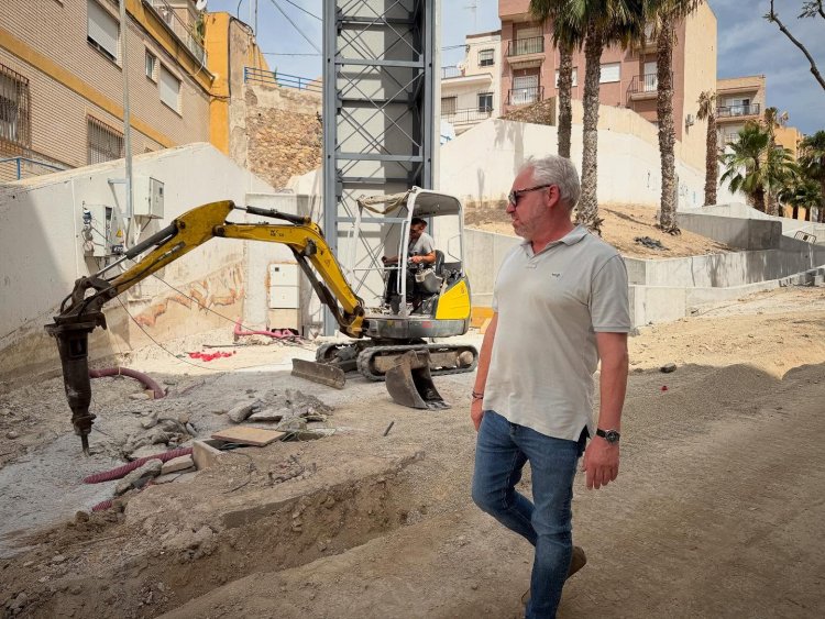 Visita del alcalde de Mazarrón, Ginés Campillo, y la segunda teniente de alcalde, Silvia Garcia, al estado de las obras de la plaza de abastos de Puerto de Mazarrón, y del ascensor panorámico de El Peñasco.