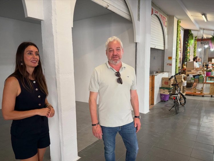 Visita del alcalde de Mazarrón, Ginés Campillo, y la segunda teniente de alcalde, Silvia Garcia, al estado de las obras de la plaza de abastos de Puerto de Mazarrón, y del ascensor panorámico de El Peñasco.