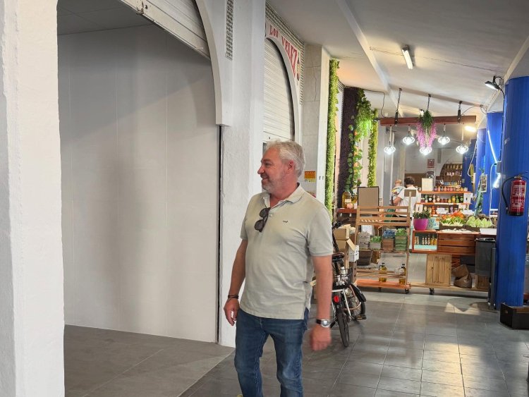 Visita del alcalde de Mazarrón, Ginés Campillo, y la segunda teniente de alcalde, Silvia Garcia, al estado de las obras de la plaza de abastos de Puerto de Mazarrón, y del ascensor panorámico de El Peñasco.