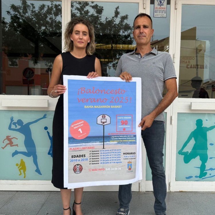 La concejal de deportes, María Isabel Carrillo, y Andrés Durán, presidente del Club de Baloncesto Mazarrón, han presentado los campus de verano Bahía Mazarrón Basket 2025.