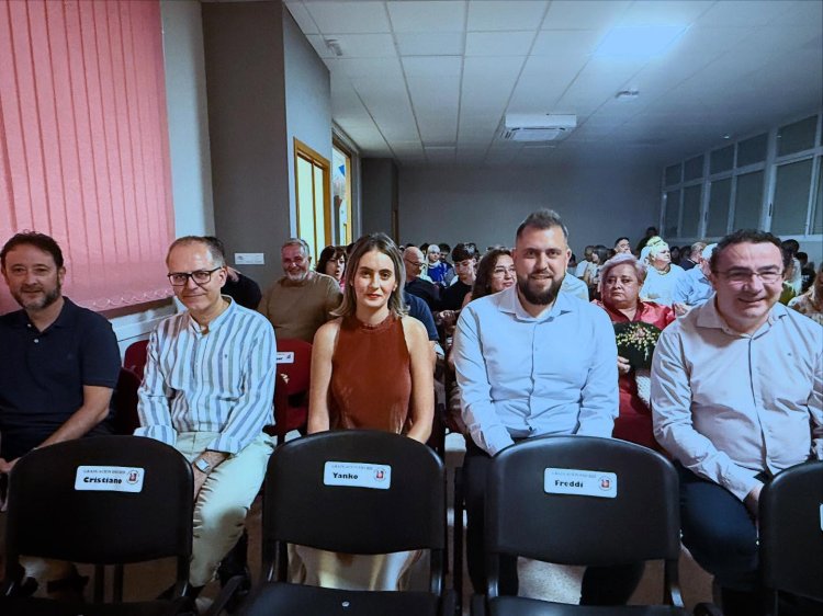 La concejal María Isabel Carrillo, y el concejal Juan Carlos López, acudieron como invitados de honor a la graduación de los alumnos del colegio Siglo XXI de Puerto de Mazarrón, celebrada la tarde de ayer.