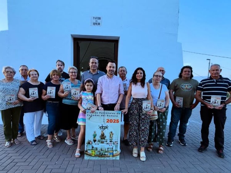 El concejal de festejos, Miguel Ángel Peña, presentó ayer las fiestas de Cañadas del Romero en honor a San Juan, junto a los vecinos de la pedanía mazarronera, que se celebrarán del 20 al 24 de junio.