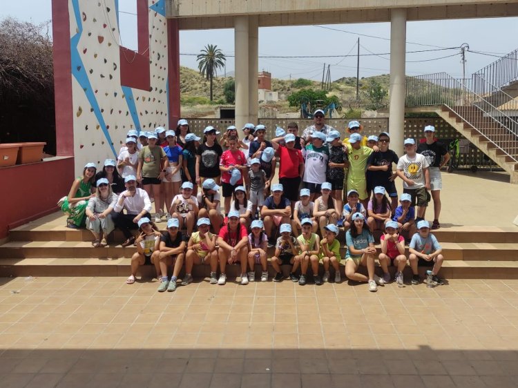El pasado viernes, el concejal de Igualdad, Miguel Ángel Peña, y la concejal de Política Social, María Isabel Carrillo, realizaron una visita a los jóvenes del municipio en el primer día de campamento en el Albergue Puntas de Calnegre.
