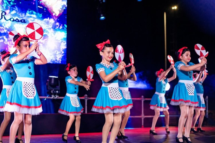 El pasado sábado comenzó el Festival de Festivales Mares de Papel, con un gran espectáculo de baile a cargo de la Academia de Danza y Teatro De Rosa, celebrado en el Complejo Deportivo Media Legua.