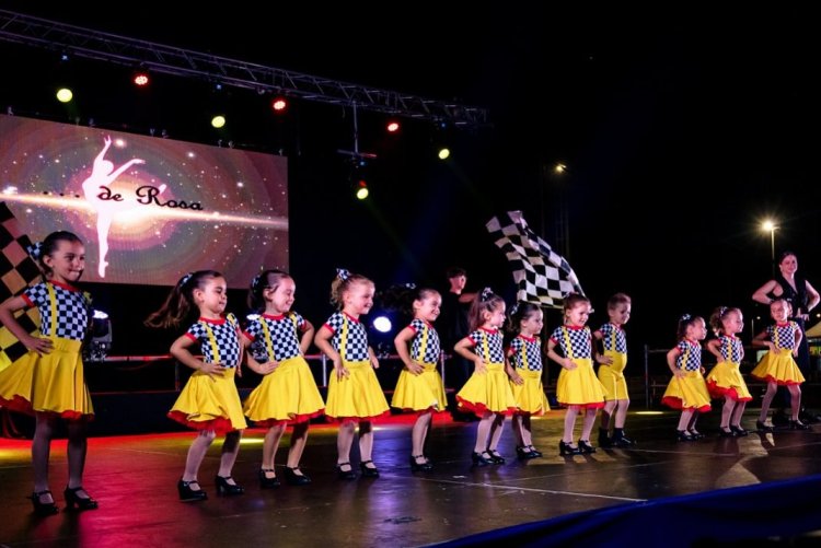 El pasado sábado comenzó el Festival de Festivales Mares de Papel, con un gran espectáculo de baile a cargo de la Academia de Danza y Teatro De Rosa, celebrado en el Complejo Deportivo Media Legua.
