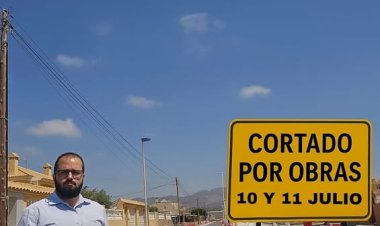 Corte temporal por reasfaltado en Calle Isla de Cuba y Calle Vivero, en Puerto de Mazarrón