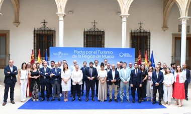 El Gobierno regional firma un gran pacto con el sector turístico para reforzar esta actividad como industria estratégica
