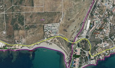 Servicios de emergencias atienden y trasladan al hospital a dos niñas rescatadas del agua en Mazarrón.