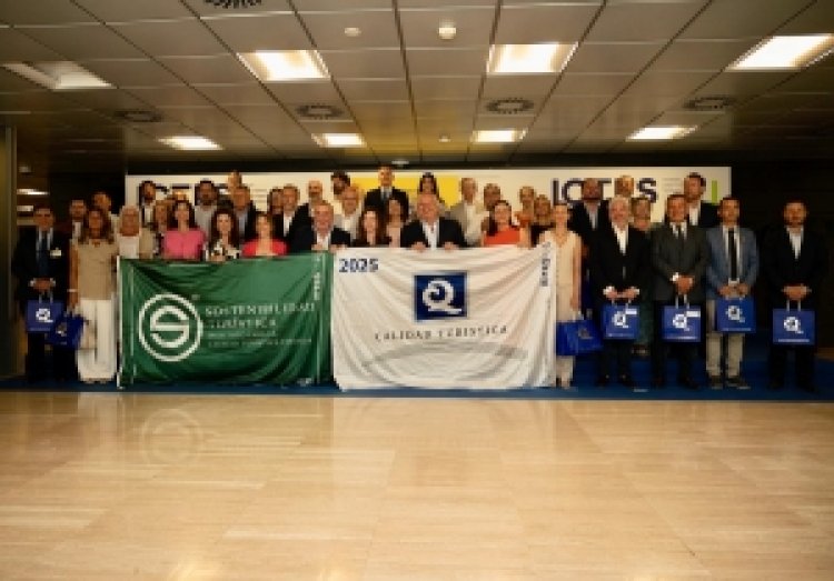 Mazarrón recibe 7 banderas Q de Calidad y 11 banderas S de Sostenibilidad Turística