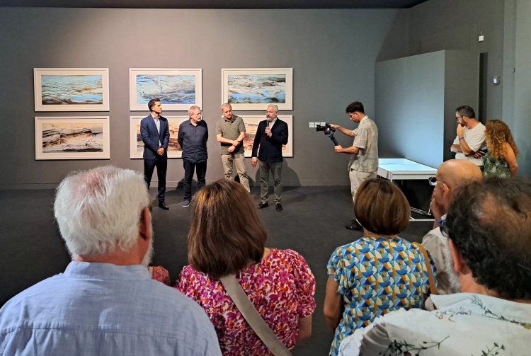 El alcalde de Mazarrón, Ginés Campillo, ha asistido como invitado de honor a la inauguración de la exposición “Susaña, paisaje detenido”, del artista mazarronero Luis Marino, en el Museo Arqueológico de Murcia.