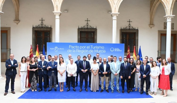 El Gobierno regional firma un gran pacto con el sector turístico para reforzar esta actividad como industria estratégica