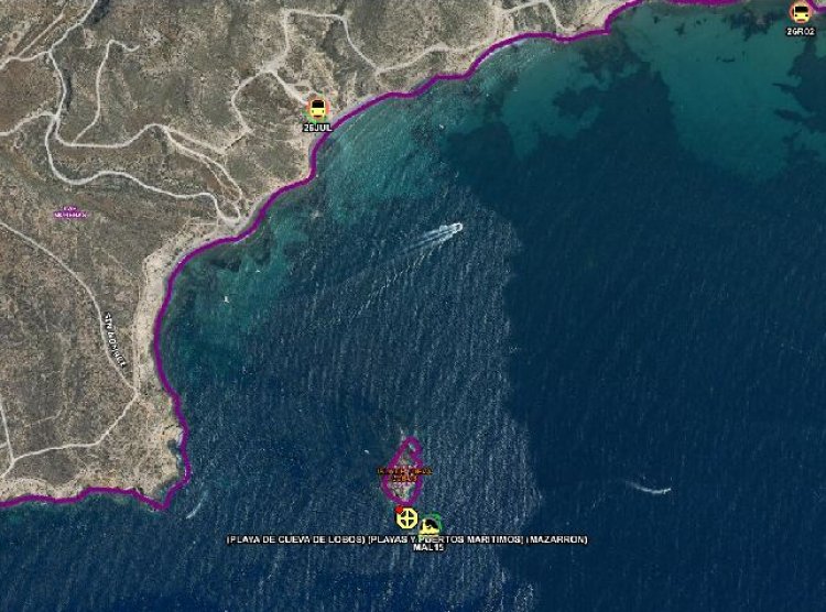 Servicios de emergencia recuperan el cuerpo de un buceador fallecido en la playa de Cueva de Lobos, Mazarrón
