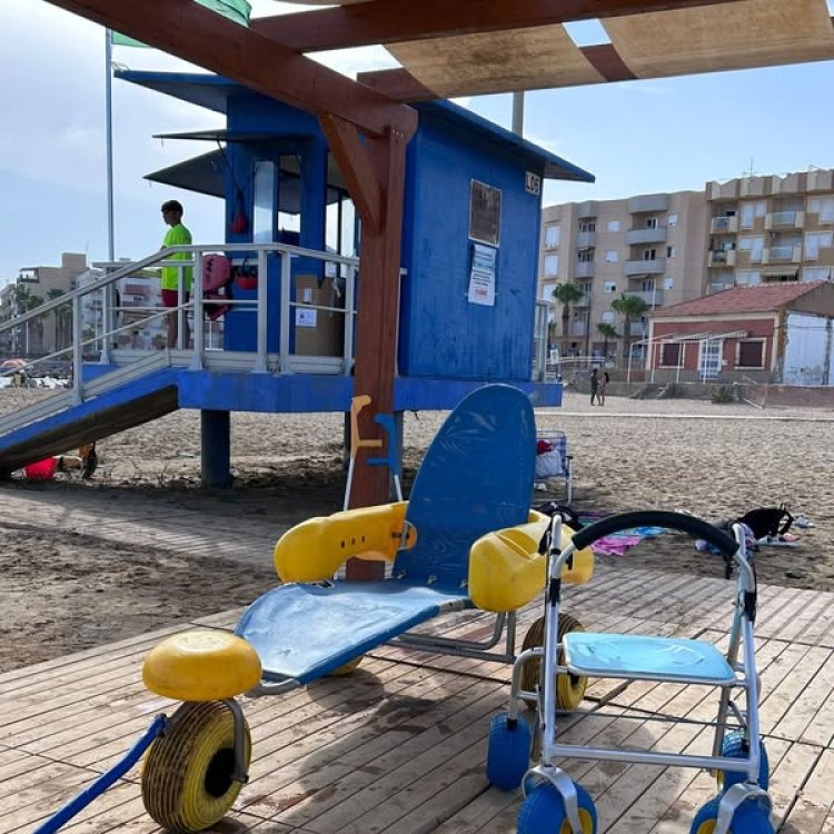 Servicio de baño adaptado en playa del Puerto, La Isla y La Reya