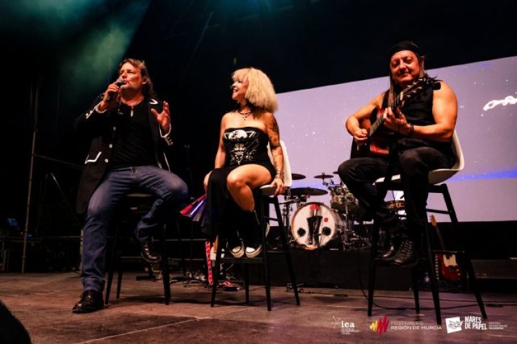 MARES DE PAPEL | +dManá vibró en el escenario de Mares de papel